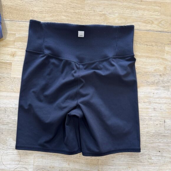 Vuori Women's Ribbed Studio And Pocket Biker Shorts Lot Of 3 Large VW376 VW390 - Picture 3 of 12